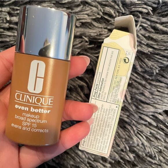 NEW Clinique Even Better Makeup SPF 15 Foundation, WN 114 Golden - Picture 1 of 7